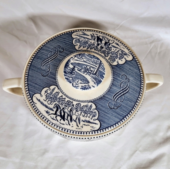 Vintage Royal Blue Currier and Ives 1.25 Qt Round Covered Handled Casserole USA - Picture 2 of 11